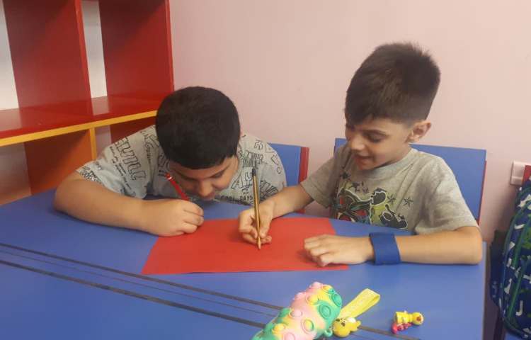 تهیه پوستر گروهی در مورد حقوق افراد در گروه و روابط بین فردی در کلاس زبان زرافه 4