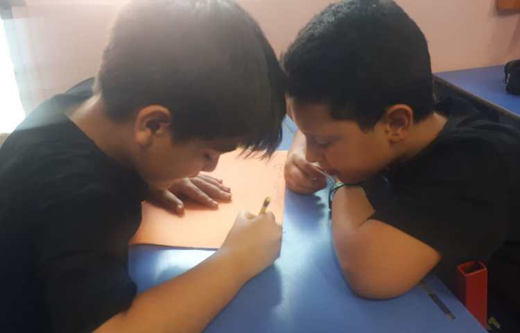 تهیه پوستر گروهی در مورد حقوق افراد در گروه و روابط بین فردی در کلاس زبان زرافه