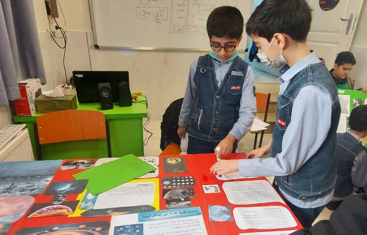 تهیه کارتوپلاست توسط آموزگار و دانش آموزان در قالب گروه‌های هوس سیستمی و ارائه آن 5