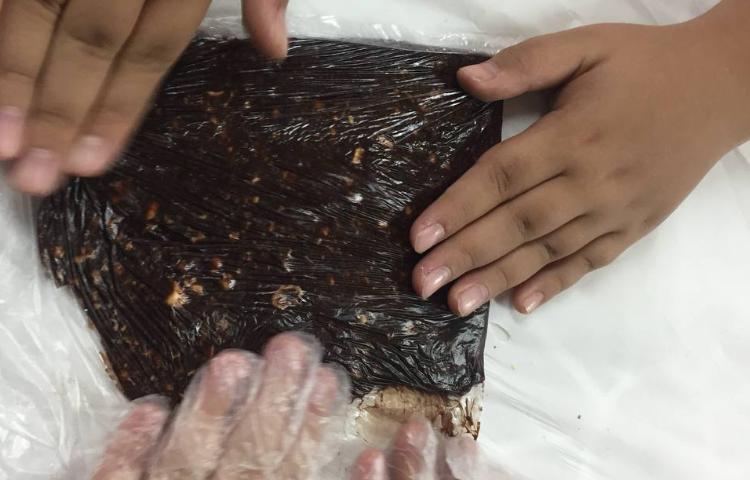 تهیه ی بیسکویت شکلاتی 4