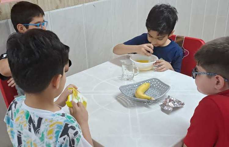 تهیه ی دسر موزی به صورت گروهی 4