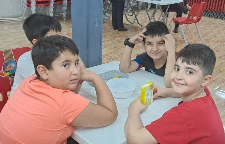 تهیه ی دسر موزی به صورت گروهی 6