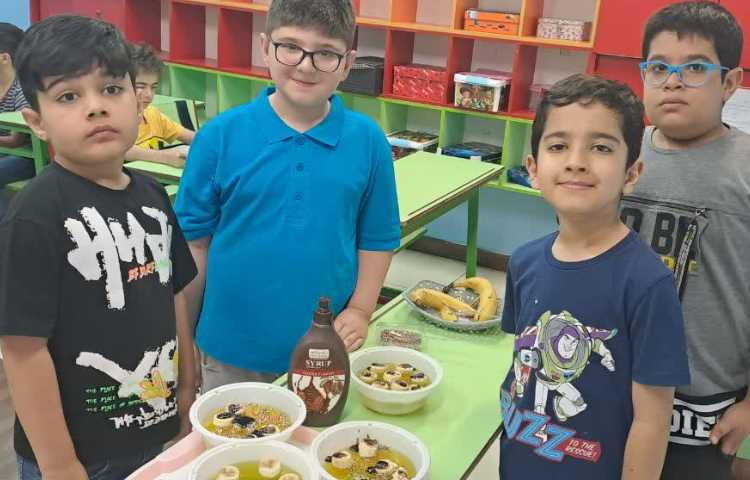 تهیه ی دسر ژله موزی 2