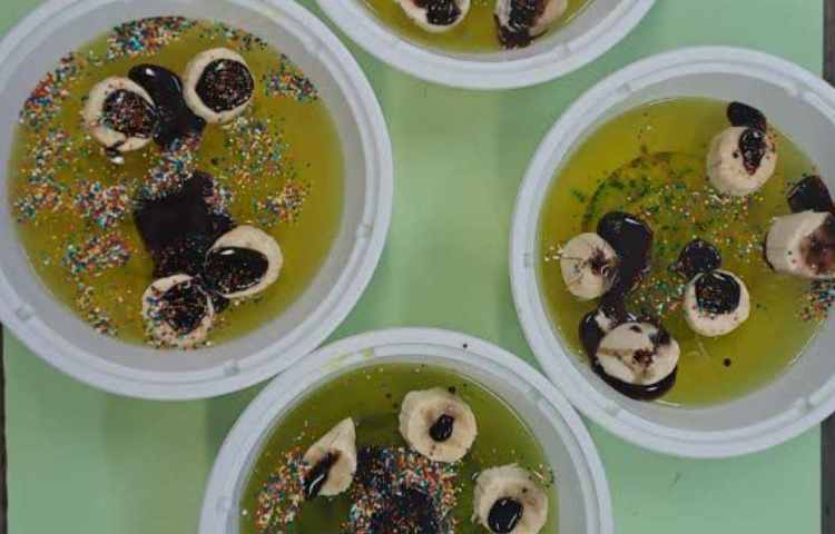 تهیه ی دسر ژله موزی 5