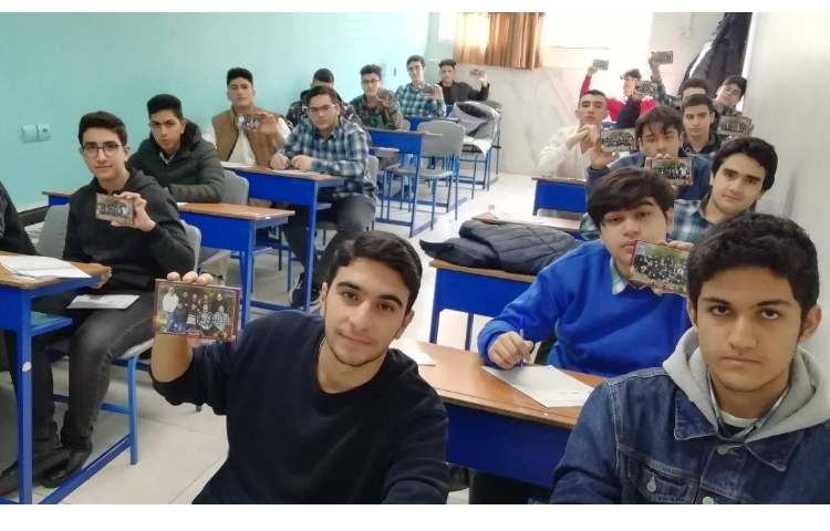 توزیع عکس یادگاری یلدا به دانش آموزان