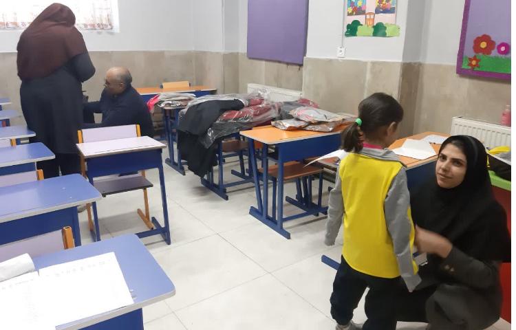 توزیع لباس فرم دانش آموزان سال تحصیلی 1403-1402 2