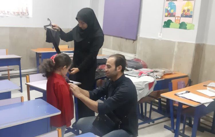 توزیع لباس فرم دانش آموزان سال تحصیلی 1403-1402 3