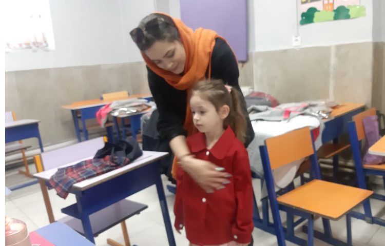 توزیع لباس فرم دانش آموزان سال تحصیلی 1403-1402 4