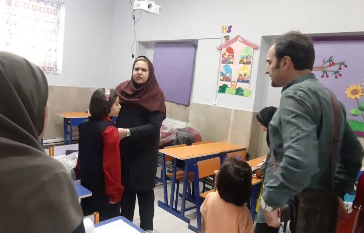 توزیع لباس فرم دانش آموزان سال تحصیلی 1403-1402