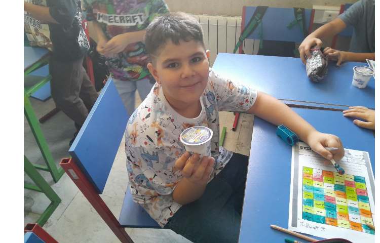 توزیع میانوعده بستنی در تمام کلاس ها 1