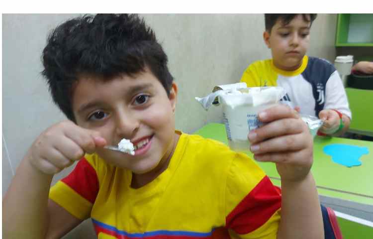 توزیع میانوعده بستنی در تمام کلاس ها 11