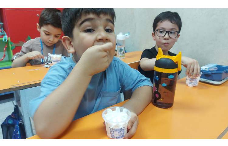 توزیع میانوعده بستنی در تمام کلاس ها 13