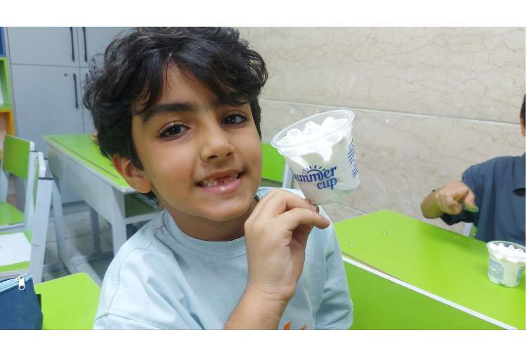 توزیع میانوعده بستنی در تمام کلاس ها 14