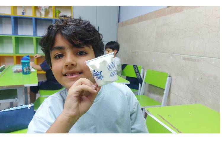 توزیع میانوعده بستنی در تمام کلاس ها 15