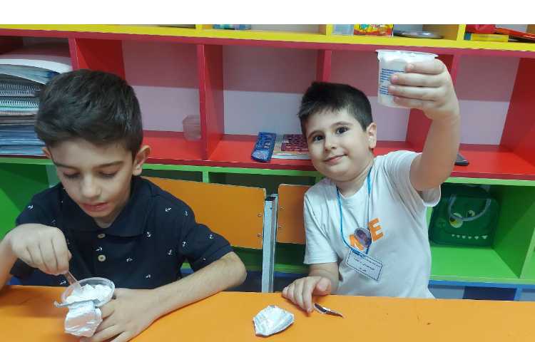 توزیع میانوعده بستنی در تمام کلاس ها 3