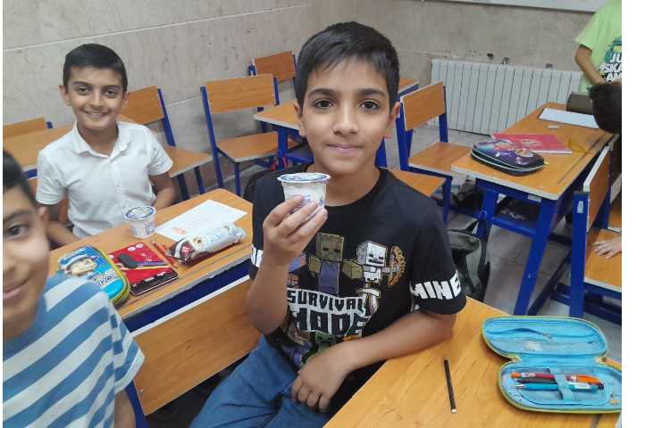 توزیع میانوعده بستنی در تمام کلاس ها 4