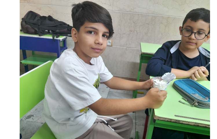 توزیع میانوعده بستنی در تمام کلاس ها 5