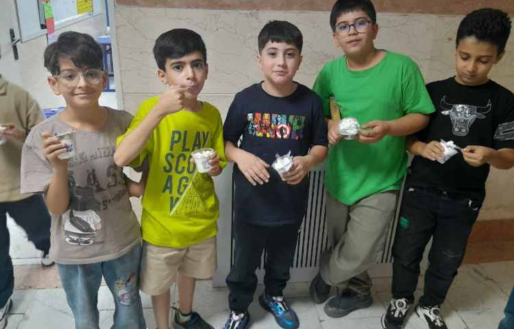 توزیع میانوعده بستنی در تمام کلاس ها 6