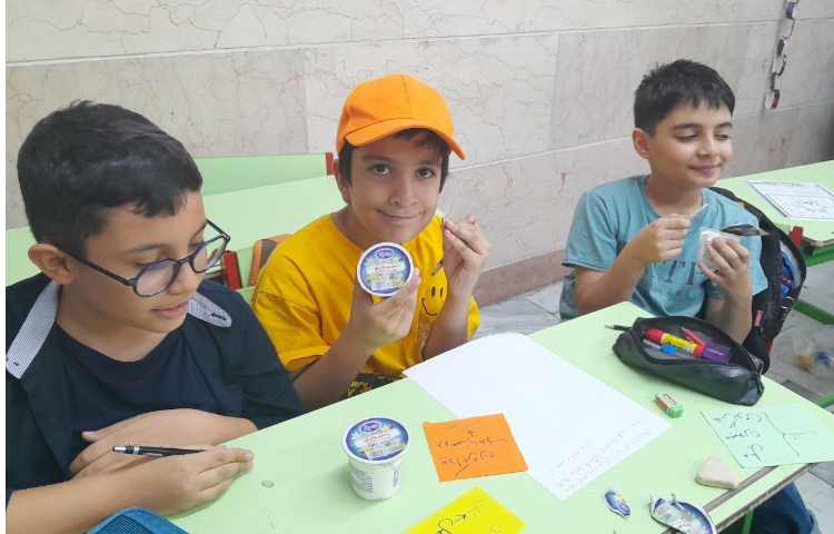 توزیع میانوعده بستنی در تمام کلاس ها 7