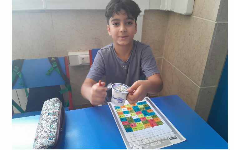 توزیع میانوعده بستنی در تمام کلاس ها 8