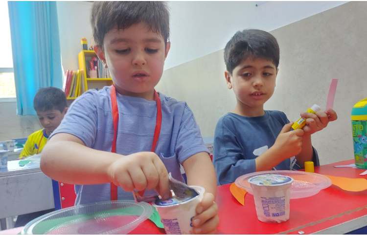 توزیع میانوعده بستنی در تمام کلاس ها 9