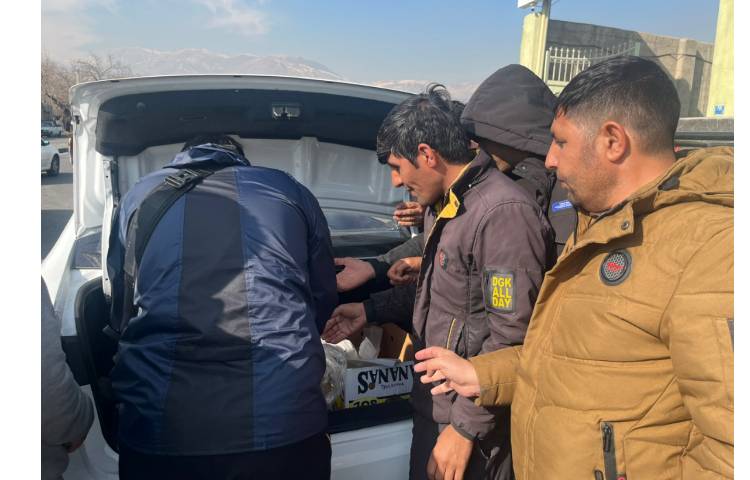 توزیع میانوعده دانش آموزان در روز غیرحضوزی، بین نیازمندان منطقه 5 1