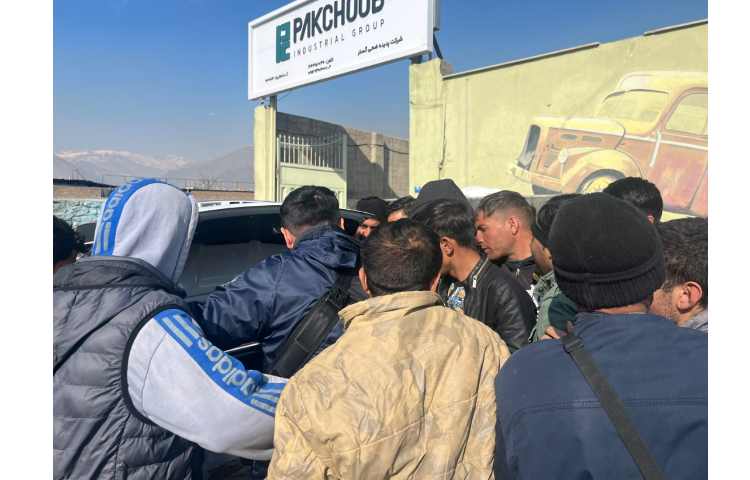 توزیع میانوعده دانش آموزان در روز غیرحضوزی، بین نیازمندان منطقه 5 3