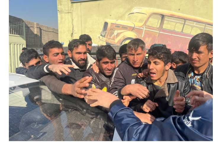 توزیع میانوعده دانش آموزان در روز غیرحضوزی، بین نیازمندان منطقه 5 6