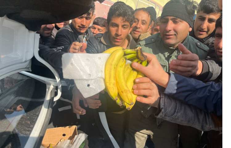 توزیع میانوعده دانش آموزان در روز غیرحضوزی، بین نیازمندان منطقه 5