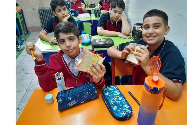 توزیع میانوعده مقوی و سالم در روز اول سال تحصیلی 10