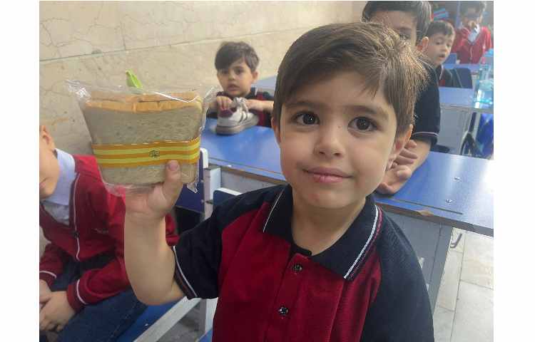 توزیع میانوعده مقوی و سالم در روز اول سال تحصیلی 11