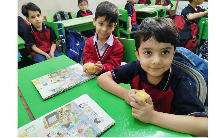 توزیع میانوعده میوه در آخرین روز هفته 10