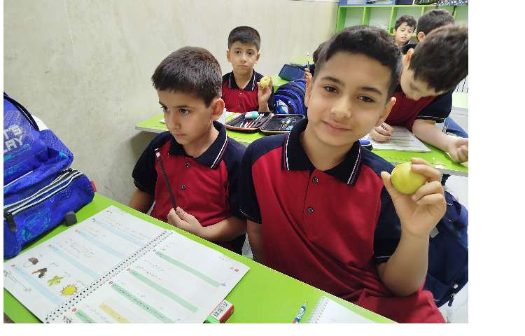 توزیع میانوعده میوه در آخرین روز هفته 13