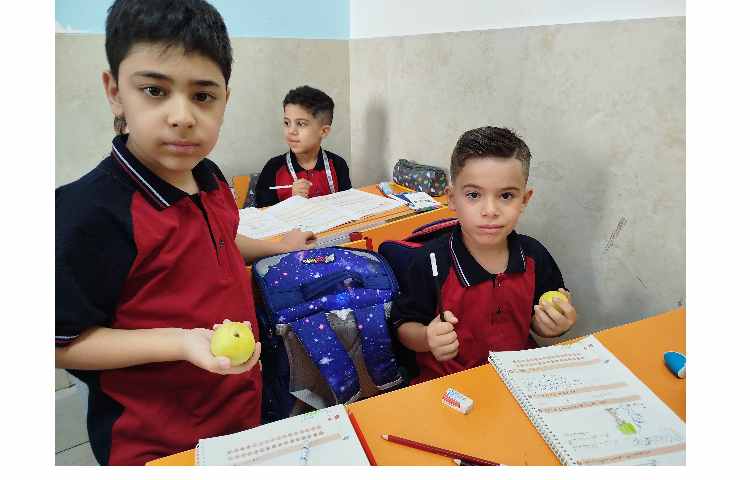 توزیع میانوعده میوه در آخرین روز هفته 14