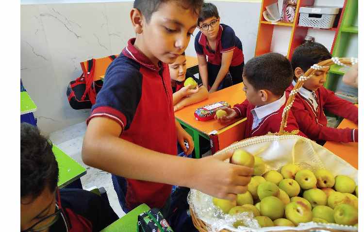 توزیع میانوعده میوه در آخرین روز هفته 18