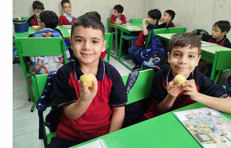 توزیع میانوعده میوه در آخرین روز هفته 19