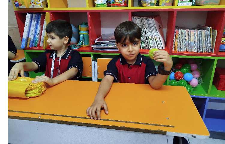 توزیع میانوعده میوه در آخرین روز هفته 2