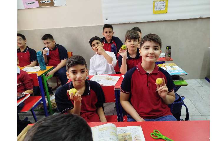 توزیع میانوعده میوه در آخرین روز هفته 6