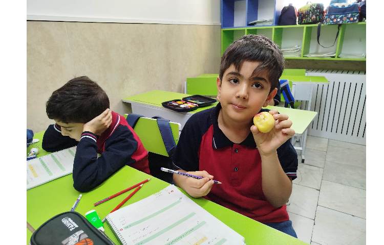 توزیع میانوعده میوه در آخرین روز هفته 8