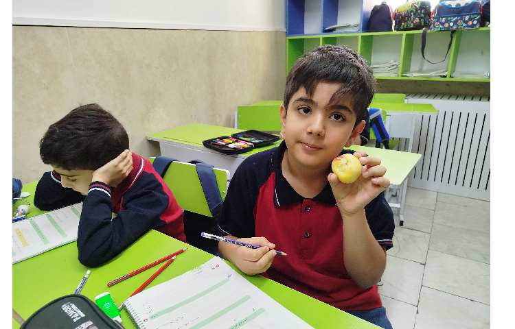 توزیع میانوعده میوه در آخرین روز هفته 9