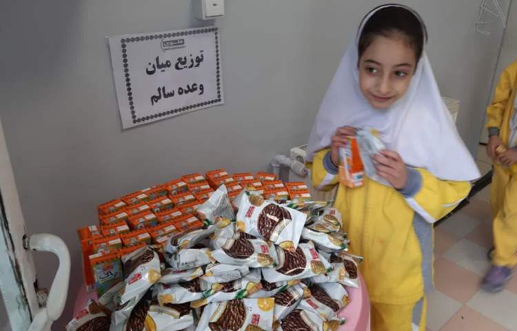 توزیع میان وعده امروز دانش آموزان 1