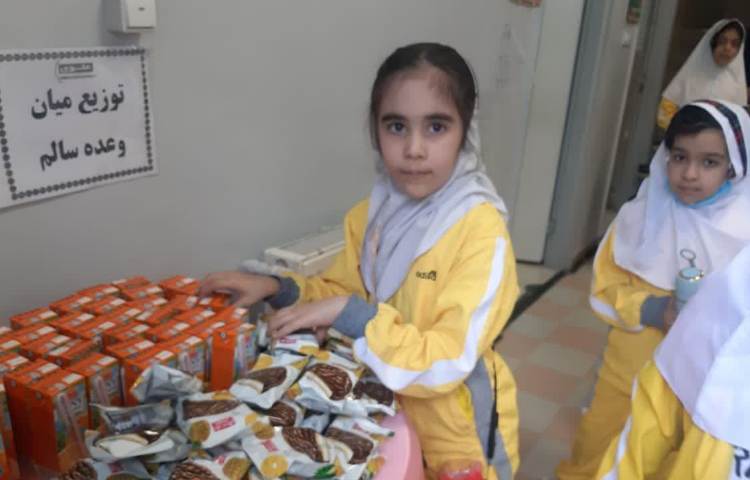 توزیع میان وعده امروز دانش آموزان 3