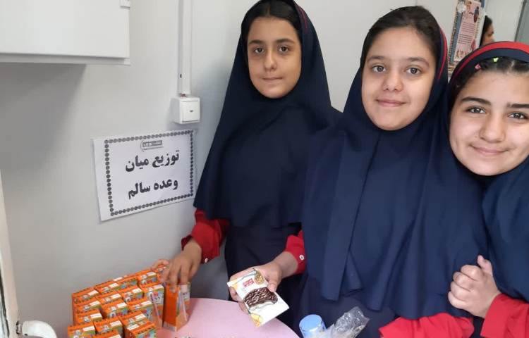 توزیع میان وعده امروز دانش آموزان