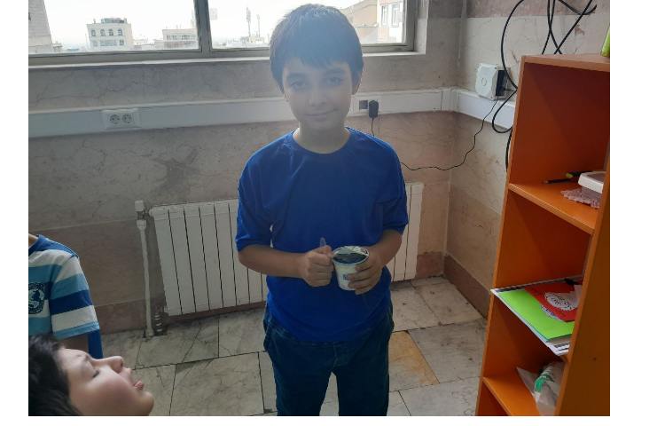 توزیع میان وعده بستنی برای تمامی کلاس ها 1