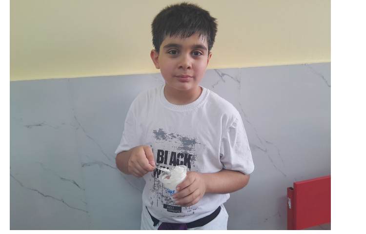 توزیع میان وعده بستنی برای تمامی کلاس ها 10