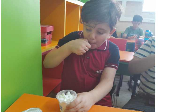 توزیع میان وعده بستنی برای تمامی کلاس ها 12