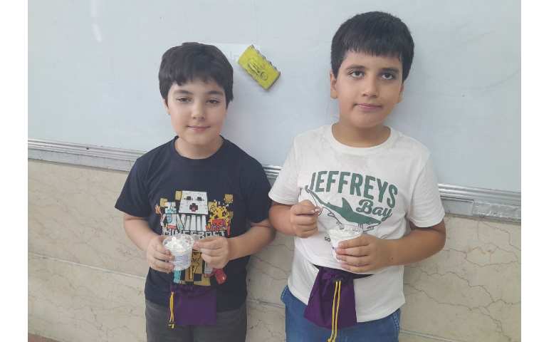 توزیع میان وعده بستنی برای تمامی کلاس ها 13