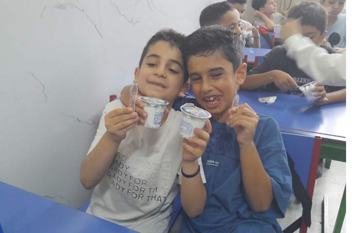 توزیع میان وعده بستنی برای تمامی کلاس ها 16