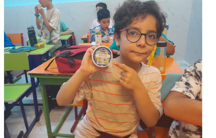 توزیع میان وعده بستنی برای تمامی کلاس ها 17