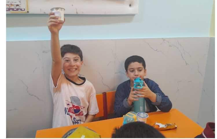 توزیع میان وعده بستنی برای تمامی کلاس ها 18